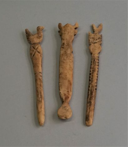 3 votive shaman stylets in carved bone. Canaan...