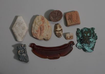 Lot composed of beads, seals, elements of...