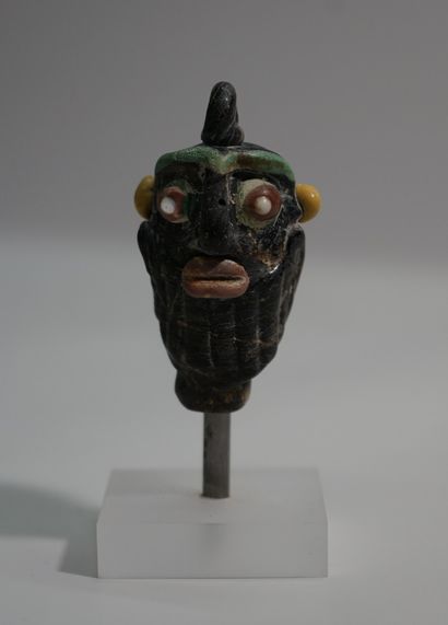 Head in black and polychrome glass paste,...