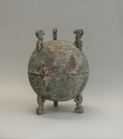 Dui globular tripod vase. Legs in the shape...
