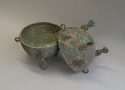 Dui globular tripod vase. Legs in the shape...
