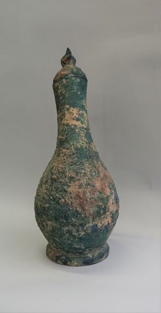 Hu-shaped vase for wine offering. Bronze....