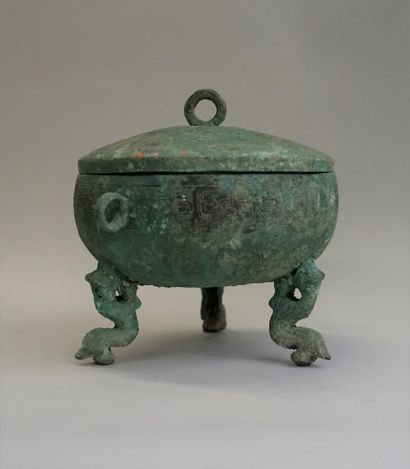 Tripod vase in Ding bronze. Feet in the shape...