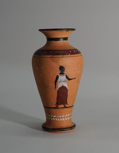 Greek style vase with a woman. H: 13cm