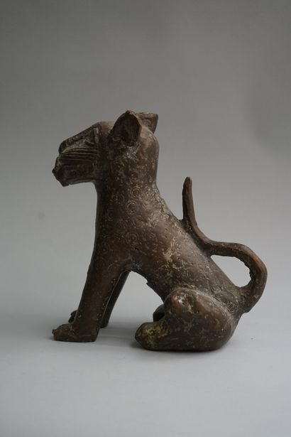 Statuette presenting a seated leopard showing...