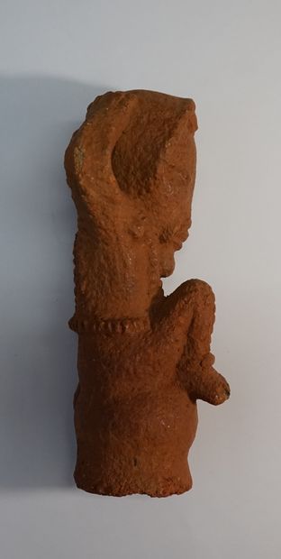 Kneeling warrior in terracotta. Nok style....