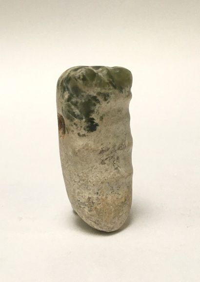 Pendant in the shape of a cicada in jade...