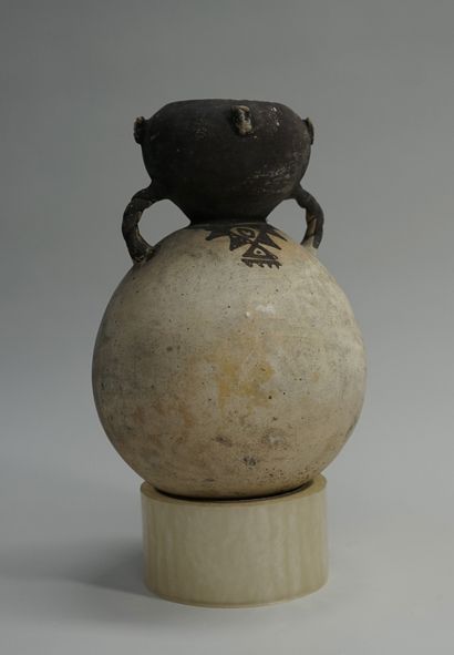Vase à double panse rejointe par deux anses....