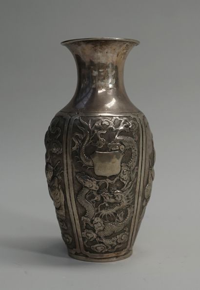 Vase en métal argentifère ou argent bas titre....