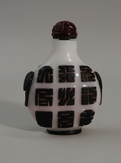 Tabatière ovoïde en verre overlay noir sur...
