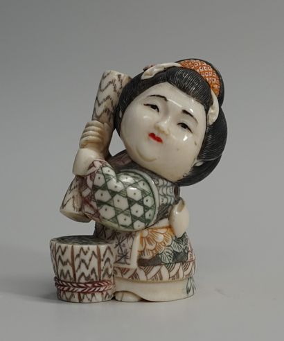 Okimono en ivoire marin polychrome représentant...