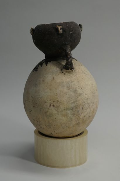 Vase à double panse rejointe par deux anses....