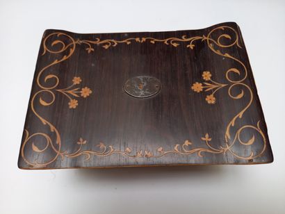 Jewelry box in the shape of a pagoda in veneer...