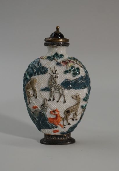 Tabatière en biscuit et émaux polychromes,...