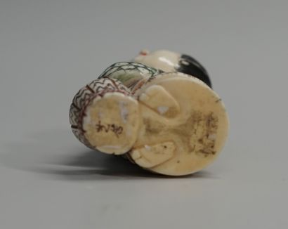 Okimono en ivoire marin polychrome représentant...