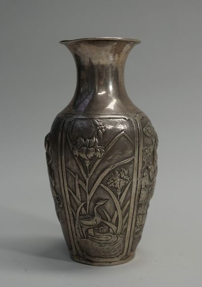 Vase en métal argentifère ou argent bas titre....
