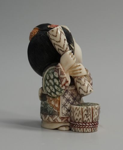 Okimono en ivoire marin polychrome représentant...