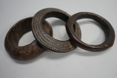 Ensemble de 3 bracelets en bois sculpté à...