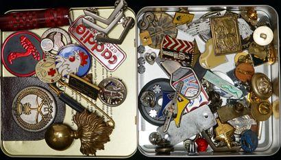 LOT de pins et divers. On y joint un fume-cigarette...