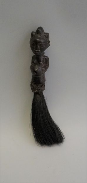 Elégant objet rituel en crins, fibres végétales...
