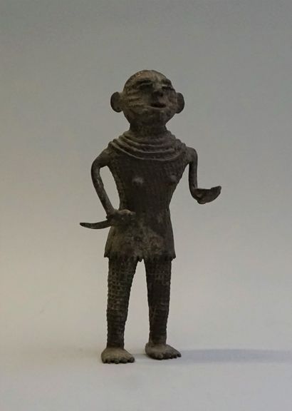 Personnage debout vêtu d'une cotte de mailles...