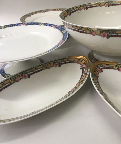 Cake serving set including 3 presentation...