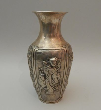 Vase en métal argentifère ou argent bas titre....