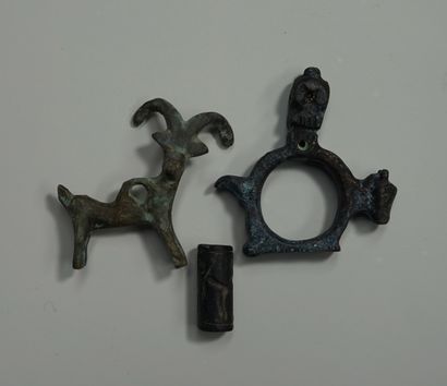 Set composed of: a pendant presenting a bronze...