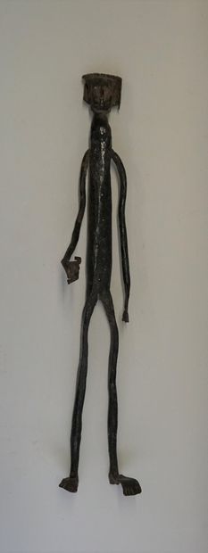 Personnage longiligne debout. Fer peint en...