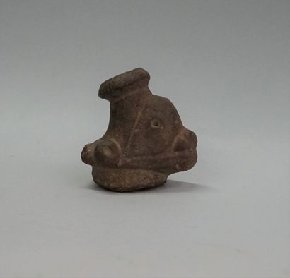 Goulot anthropomorphe de vase. Terre cuite....