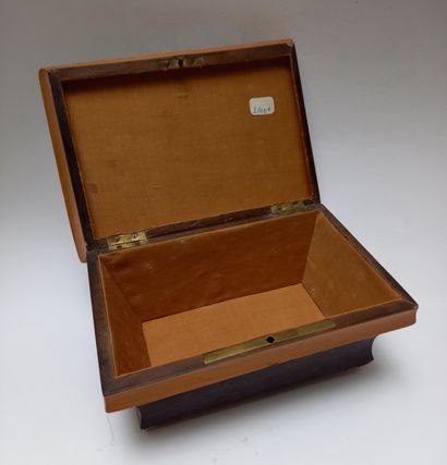 Jewelry box in the shape of a pagoda in veneer...
