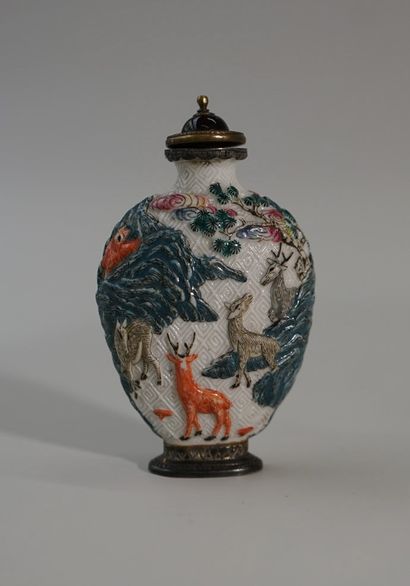 Tabatière en biscuit et émaux polychromes,...