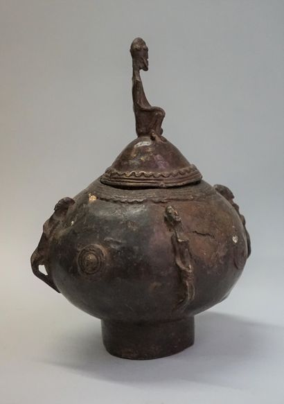 Vase à couvercle en bronze à patine ancienne...