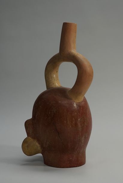 Vase étrier présentant le portrait d'un chef...