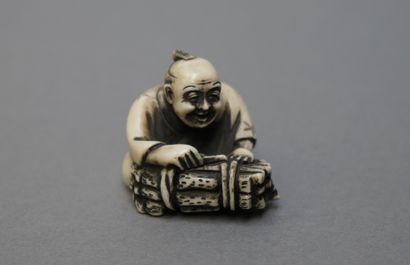 NETSUKE en ivoire patiné présentant un vieillard...