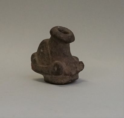 Goulot anthropomorphe de vase. Terre cuite....