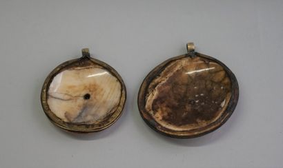 Deux anciens médaillons faits d'os du crâne...