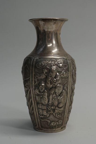 Vase en métal argentifère ou argent bas titre....