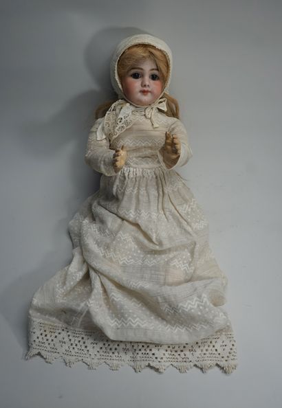 Poupée DEP n°9, tête en porcelaine, en costume...