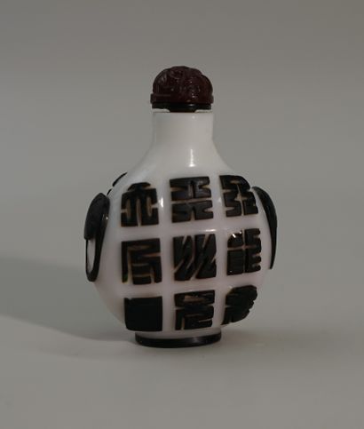 Tabatière ovoïde en verre overlay noir sur...