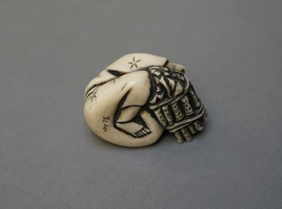 NETSUKE en ivoire patiné présentant un vieillard...