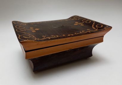Jewelry box in the shape of a pagoda in veneer...