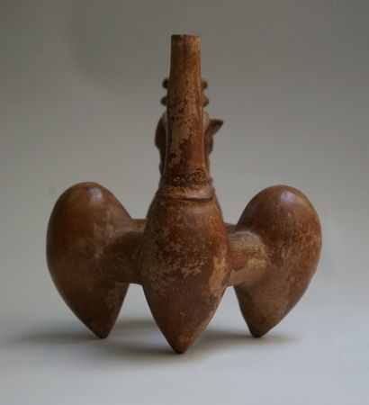 Vase siffleur à 4 pieds en forme de fruits,...