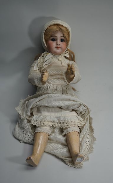 Poupée DEP n°9, tête en porcelaine, en costume...