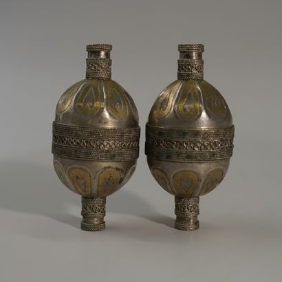 Deux éléments de collier de forme ovoïde...