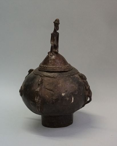 Vase à couvercle en bronze à patine ancienne...