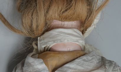 Poupée DEP n°9, tête en porcelaine, en costume...