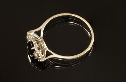Fine ring in 18k white gold (750/°°) centered...