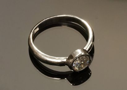 BAGUE solitaire en or gris 18k (750/°°) centrée...