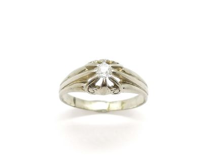 BAGUE SOLITAIRE en or blanc 18K (750/°°)...